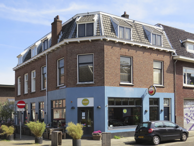 908647 Gezicht op het winkelhoekpand Van 's Gravesandestraat 27 te Utrecht, met links de Floris ...